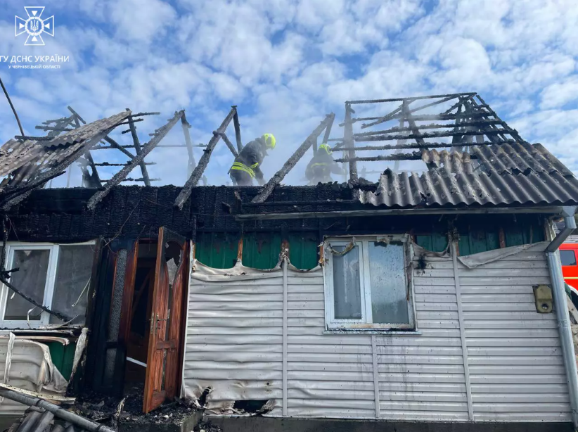 На Буковині рятувальники ліквідували пожежу у житловому будинку