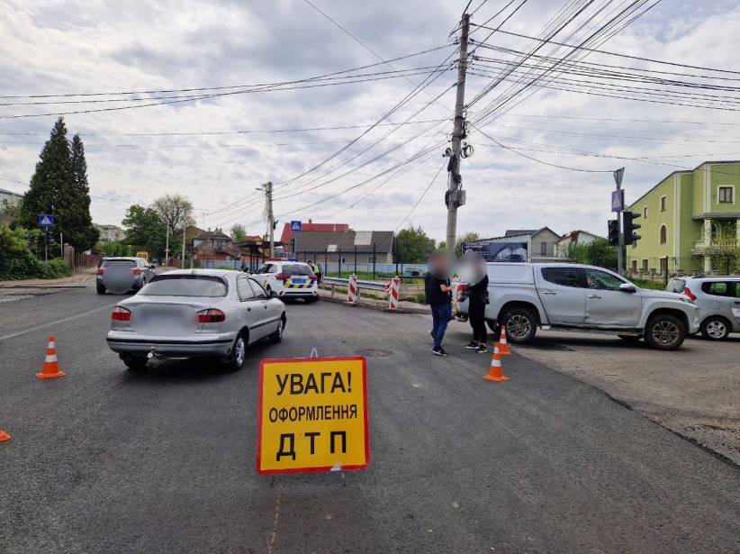 У Чернівцях на перехресті вулиць Кармелюка та Винниченка трапилась ДТП: є незначне ускладнення у русі