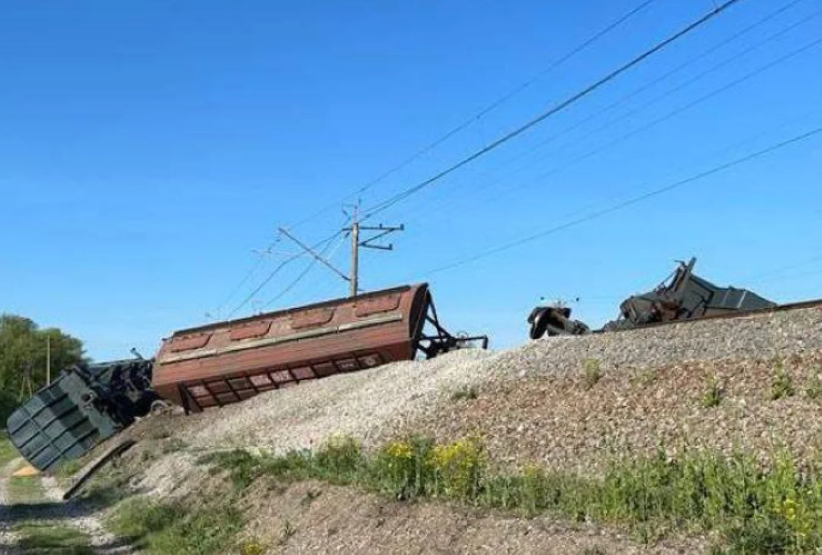 У Криму через вибух на залізниці зійшли декілька вагонів
