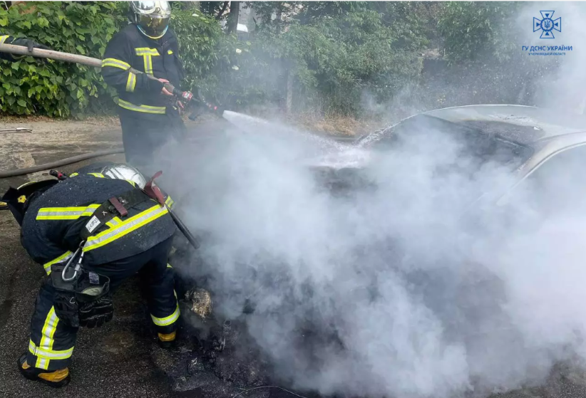 У Чернівцях рятувальники ліквідували пожежу в автомобілі
