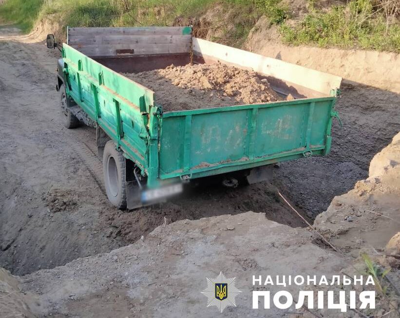У Чернівецькій області поліціянти задокументували незаконний видобуток гравійно-піщаної суміші