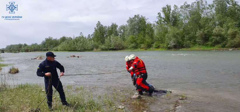 У Чернівецькій області рятувальники підняли на берег з річки Прут тіло жінки