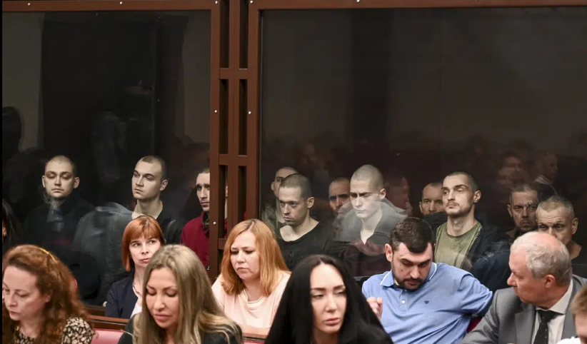росія розпочала показове судилище над 22 азовцями, які боронили Маріуполь