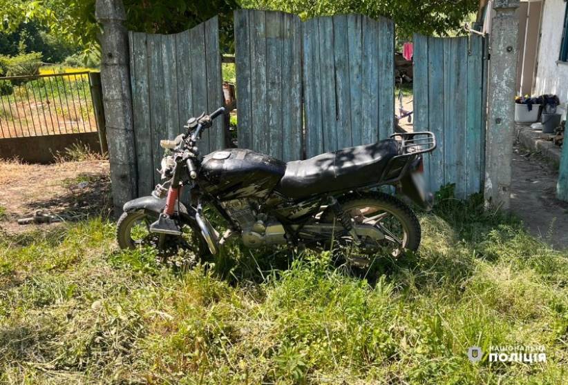У Дністровському районі поліціянти встановили особу чоловіка причетного до викрадення мотоцикла