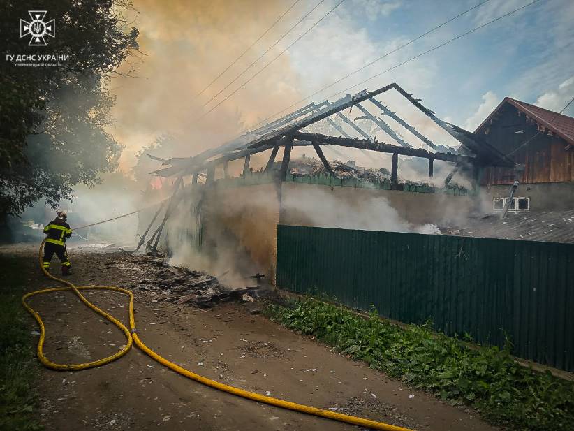 На Буковині вогнеборці ліквідували пожежу у господарській будівлі