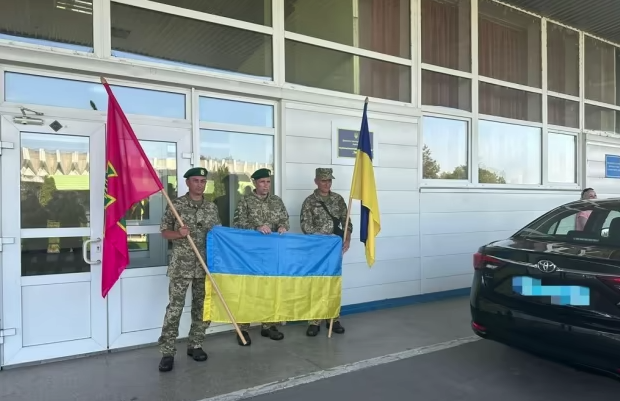 Посольство вивезло з Угорщини трьох українських військовополонених