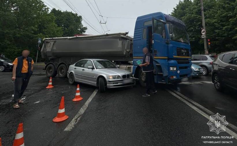 У Чернівцях трапилась друга ДТП на перехресті вулиць Героїв Майдану та Рівненської: рух ускладнено