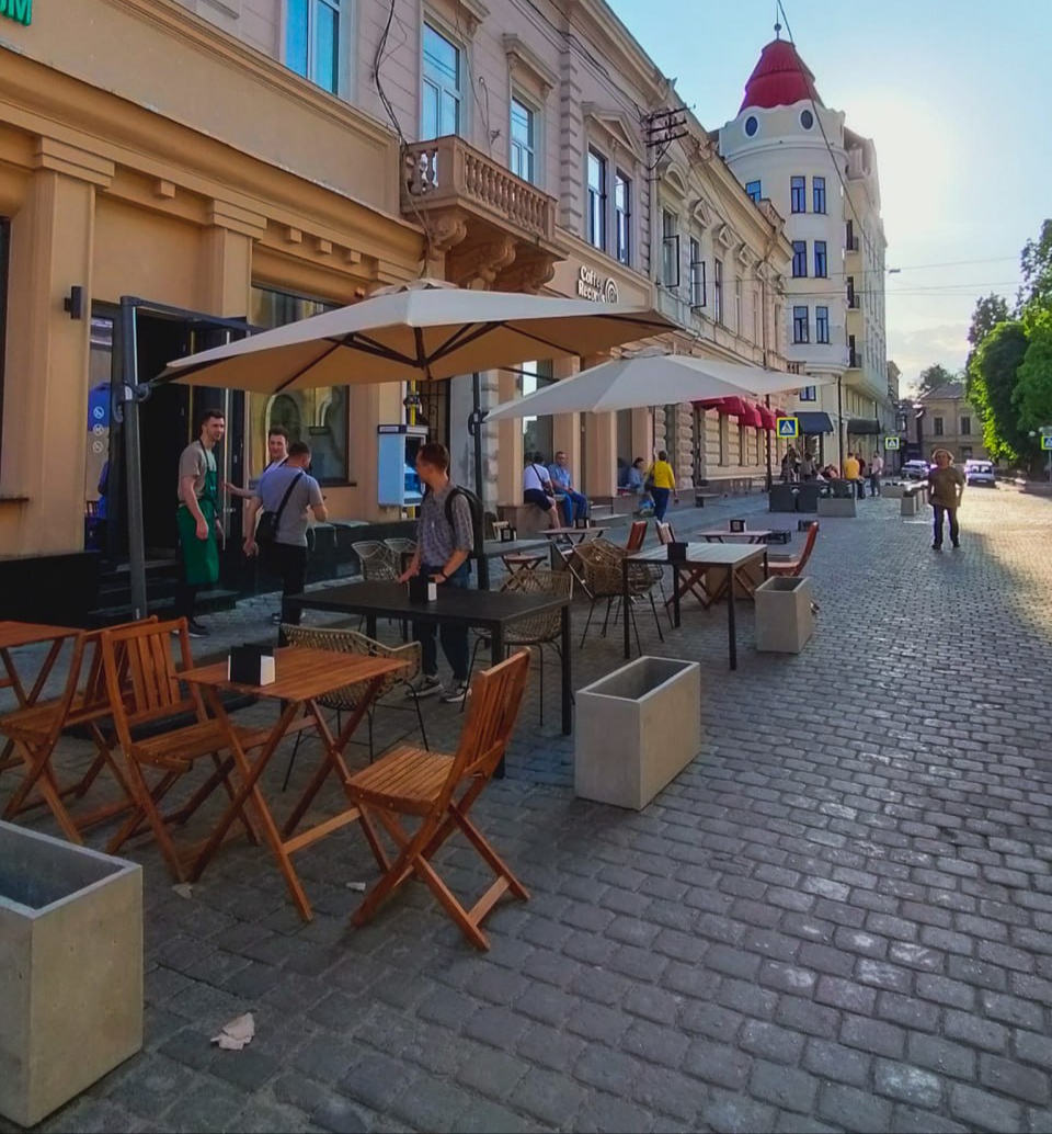 У Чернівцях поліція видала вимогу прибрати клумби та столи з вулиці Чайковського