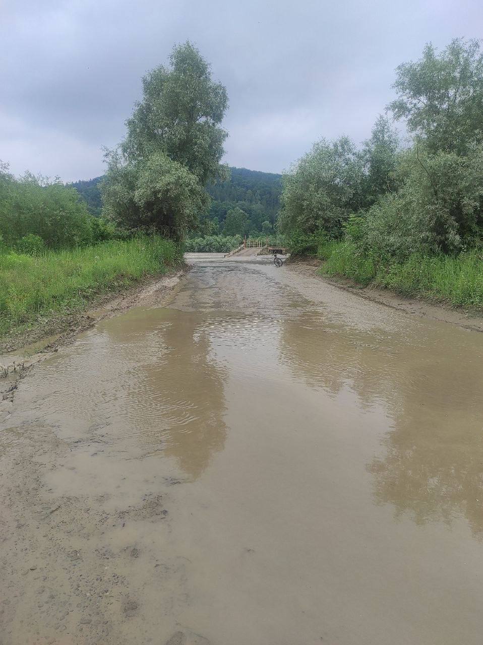 На Буковині у селі Глиниця перекрили проїзд тимчасовою переправою