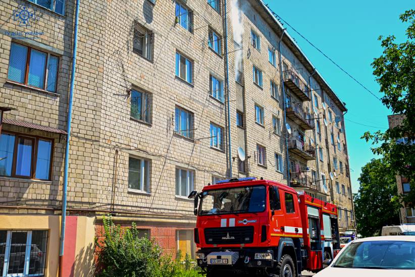 У Чернівцях вогнеборці ліквідували пожежу на вулиці Бережанській