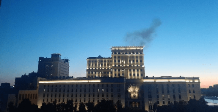 У Москві після атаки безпілотників пошкоджено будівлю поруч з міноборони рф