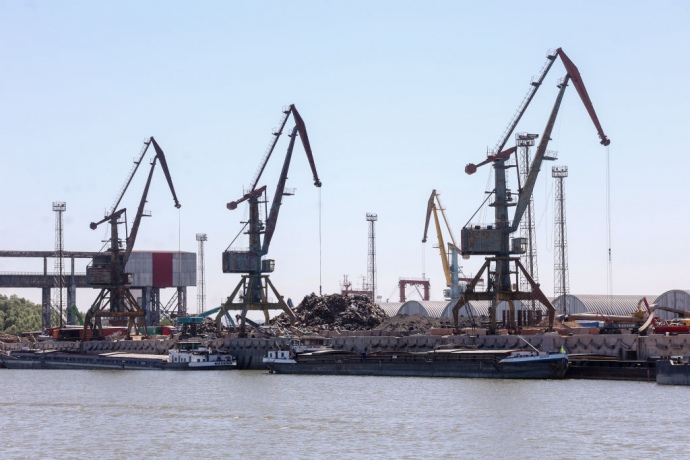 Румунське судно потрапило під обстріл росії, яка атакувала дронами порт на Одещині