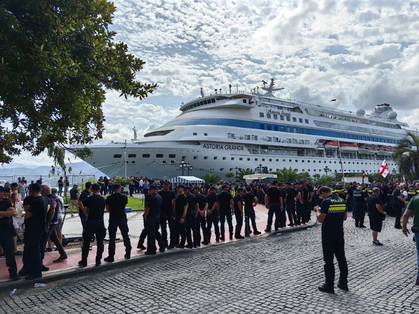 У Батумі зустріли протестами круїзний лайнер із туристами з росії