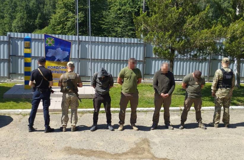 На Буковині прикордонники пострілами зупиняли два позашляховики