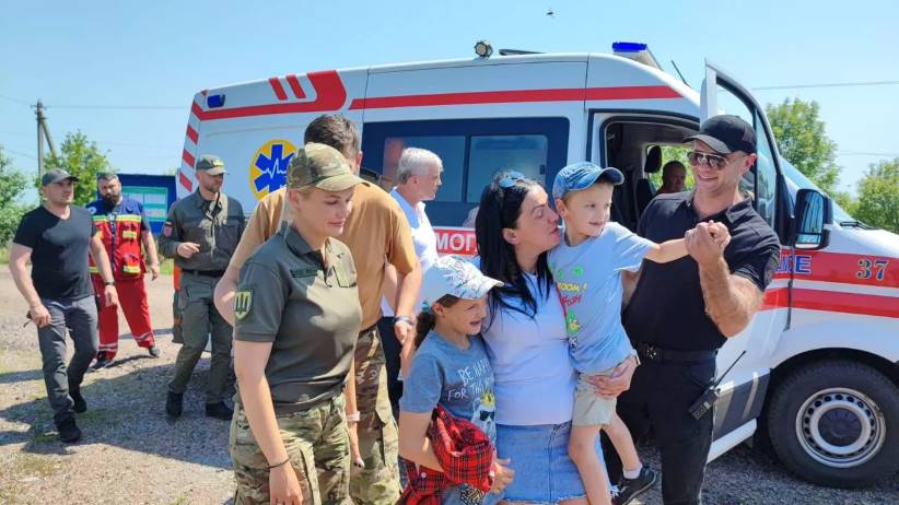 Україна повернула додому двох депортованих росією дітей