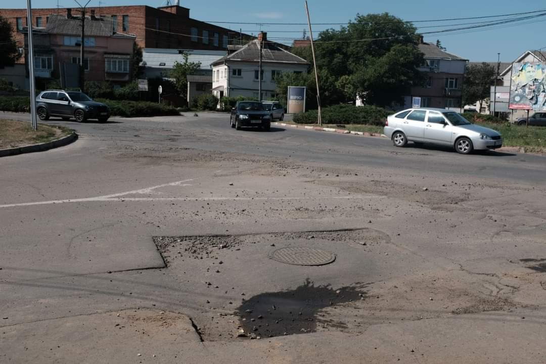 У Чернівцях в районі вулиць Каденюка-Миру будуть відновлювати дорожнє покриття