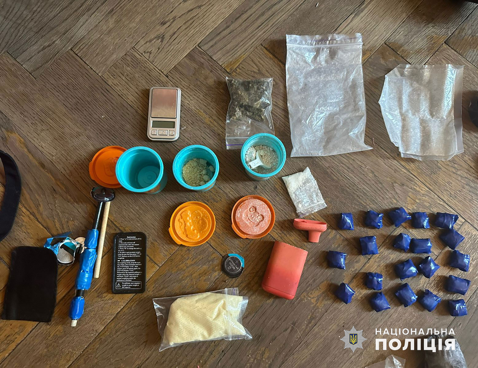 На Буковині поліціянти повідомили місцевій жительці про підозру у реалізації наркотиків