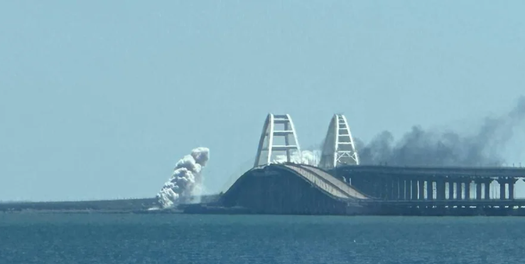 У районі Кримського мосту пролунали вибухи