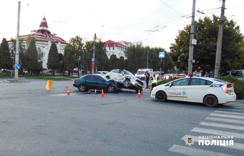 У поліції розповіли деталі ДТП на розі вулиць Скальда та Героїв Майдану у Чернівцях