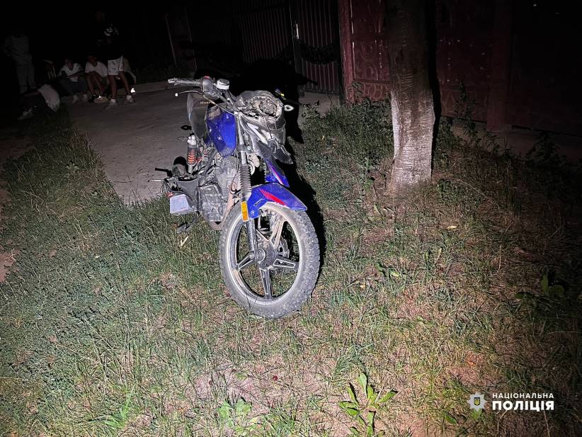 У Чернівецькому районі слідчі поліції встановлюють обставини ДТП в якій травмувався мотоцикліст