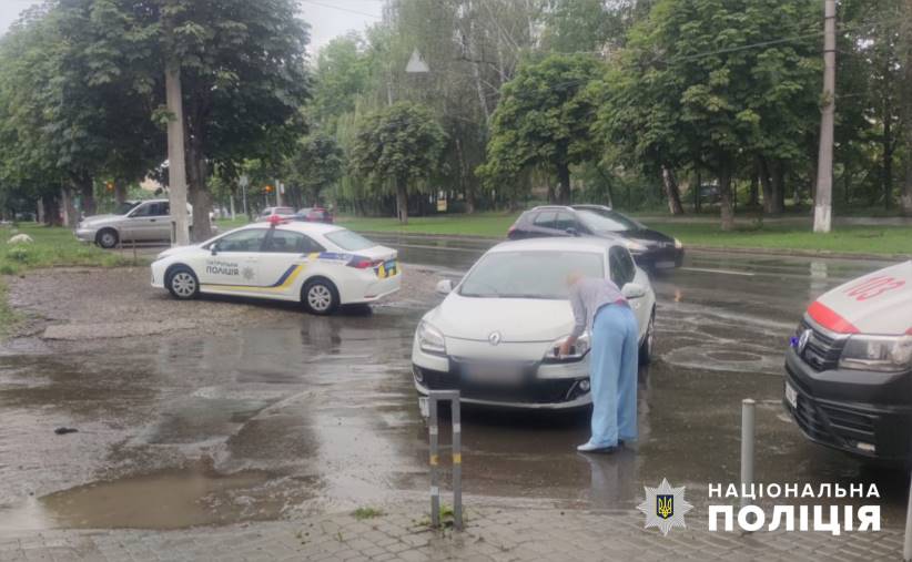 Поліціянти встановлюють обставини ДТП з потерпілим у Чернівцях