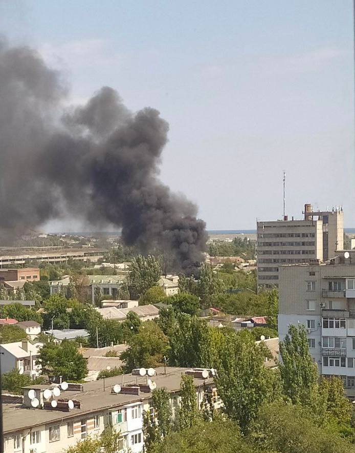 У Бердянську горить завод, де окупанти тримали військову техніку