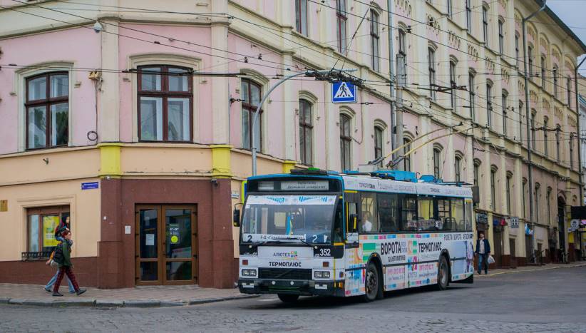 Через технесправність тролейбуса у центрі Чернівців ускладнено рух