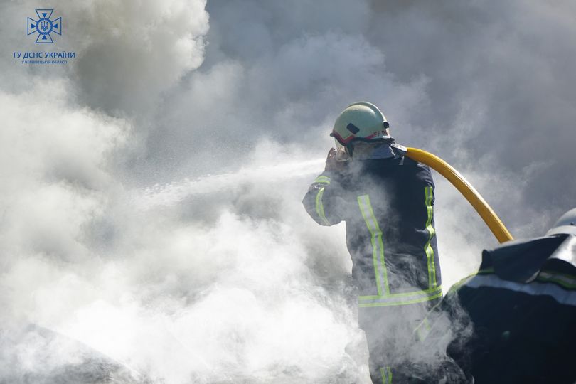 Горіло сміття: на Сокирянщині рятувальники ліквідували пожежу