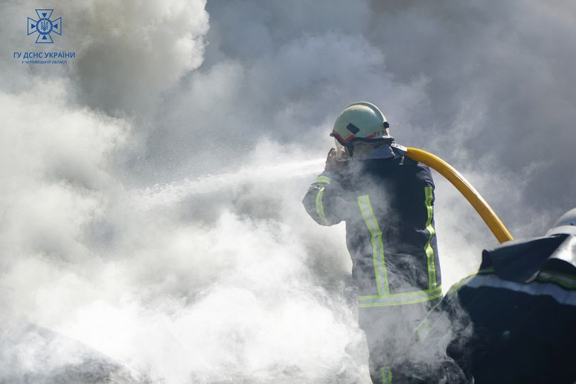 Горіли гараж та господарська будівля: за минулу добу на Буковині сталися 2 пожежі