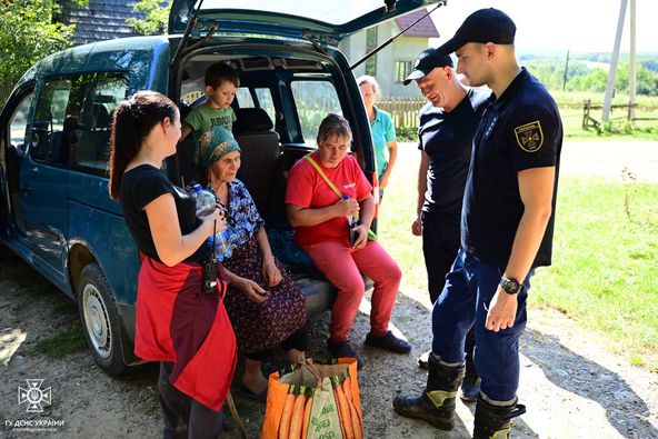 На Буковині пошукова група рятувальників знайшла жінку, яка заблукала в лісі