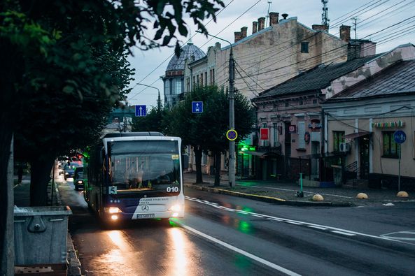 У центрі Чернівців з’явилася ще одна смуга руху громадського транспорту