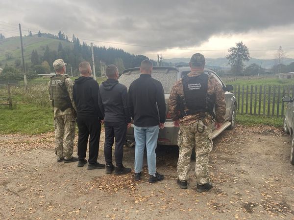 Два десятки чоловіків намагалися незаконно залишити Україну
