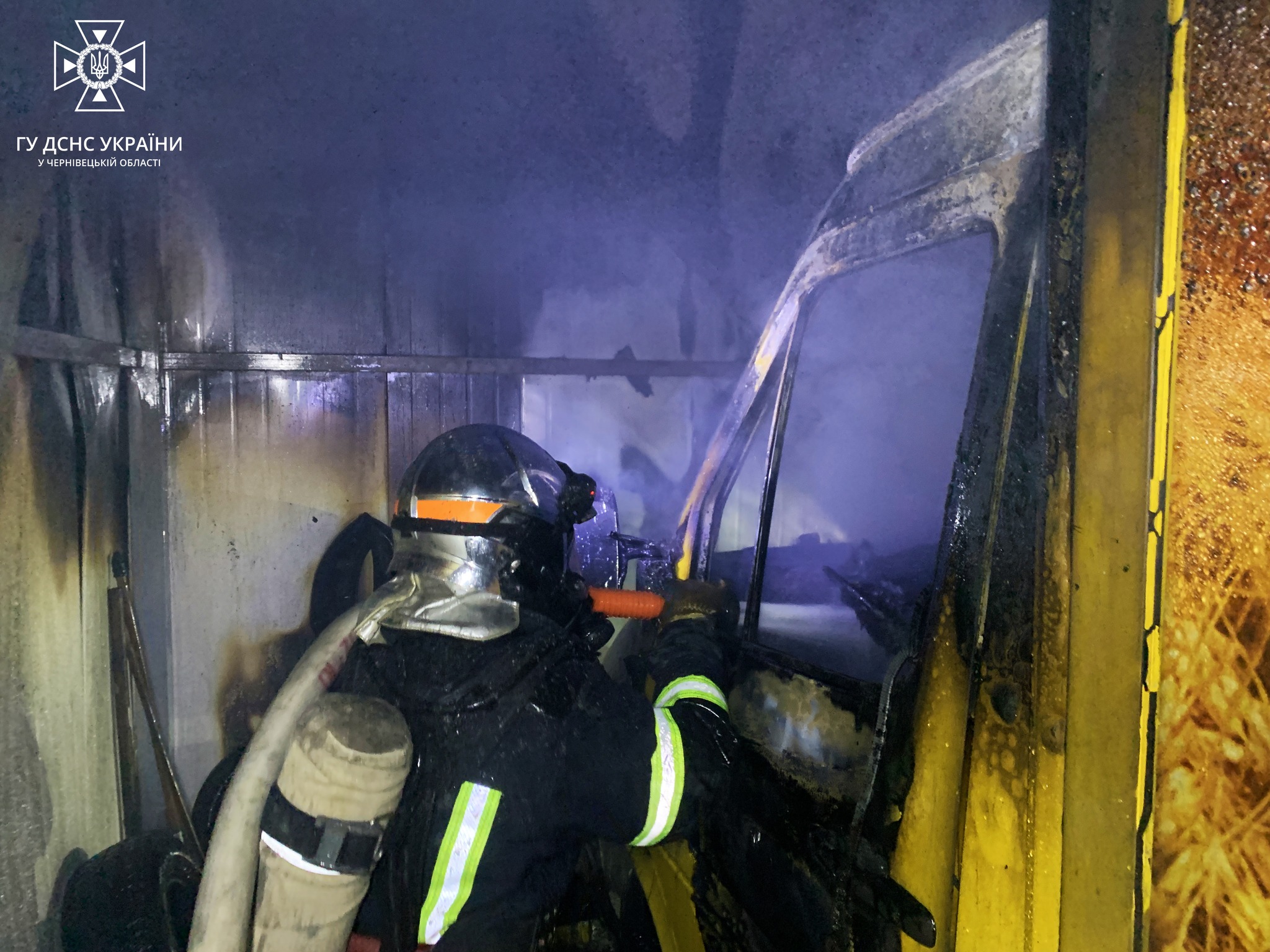 Горів гараж з 5 автомобілями усередині: на Буковини рятувальники ліквідували 3 пожежі