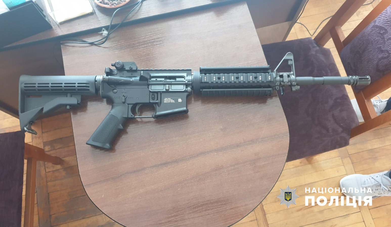 Поліціянти Буковини повідомили чоловіку про підозру у незаконному продажі зброї