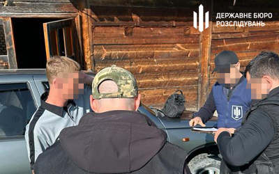 Працівники ДБР викрили на Буковині злочинну групу, яка займалася переправленням чоловіків призовного віку до Румунії