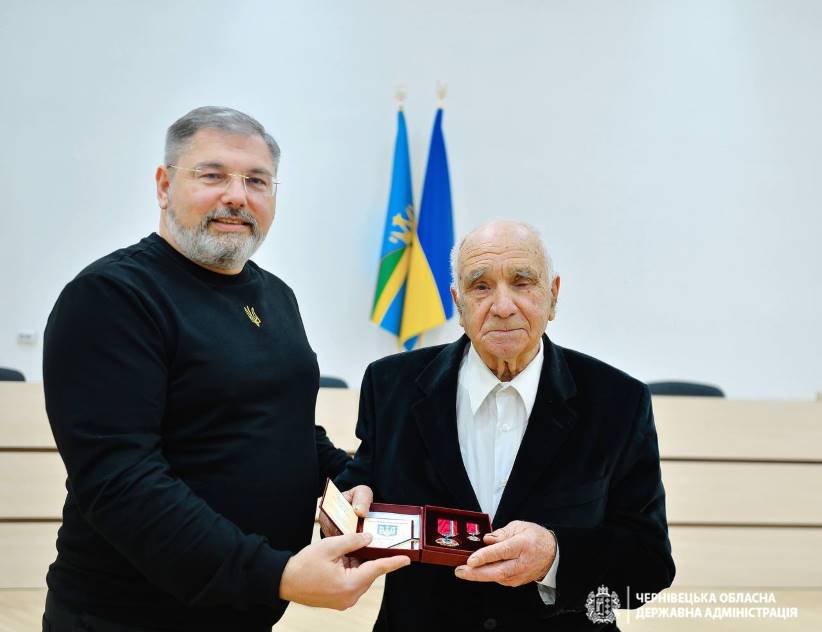 Буковинський пенсіонер, який передав ЗСУ 100 тисяч гривень та 10 тисяч доларів отримав орден від Президента