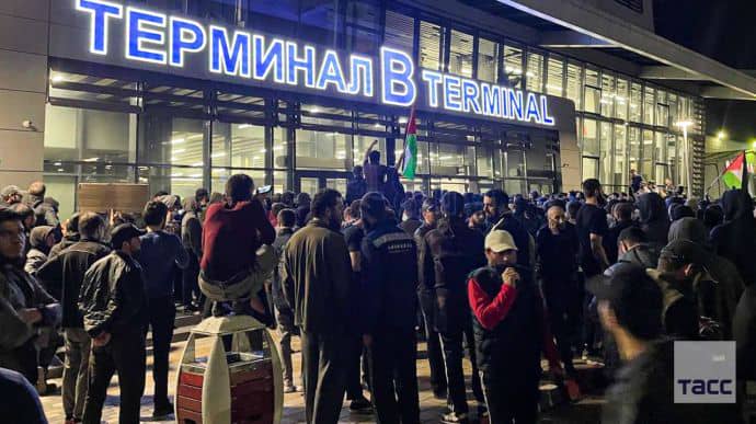 “Події в російській Махачкалі – ще одне породження рашизму”, – Арсеній Яценюк про події в аеропорту