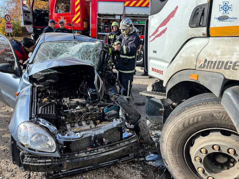 У Новодністровську рятувальники врятували водійку, деблокувавши її із понівеченого авто