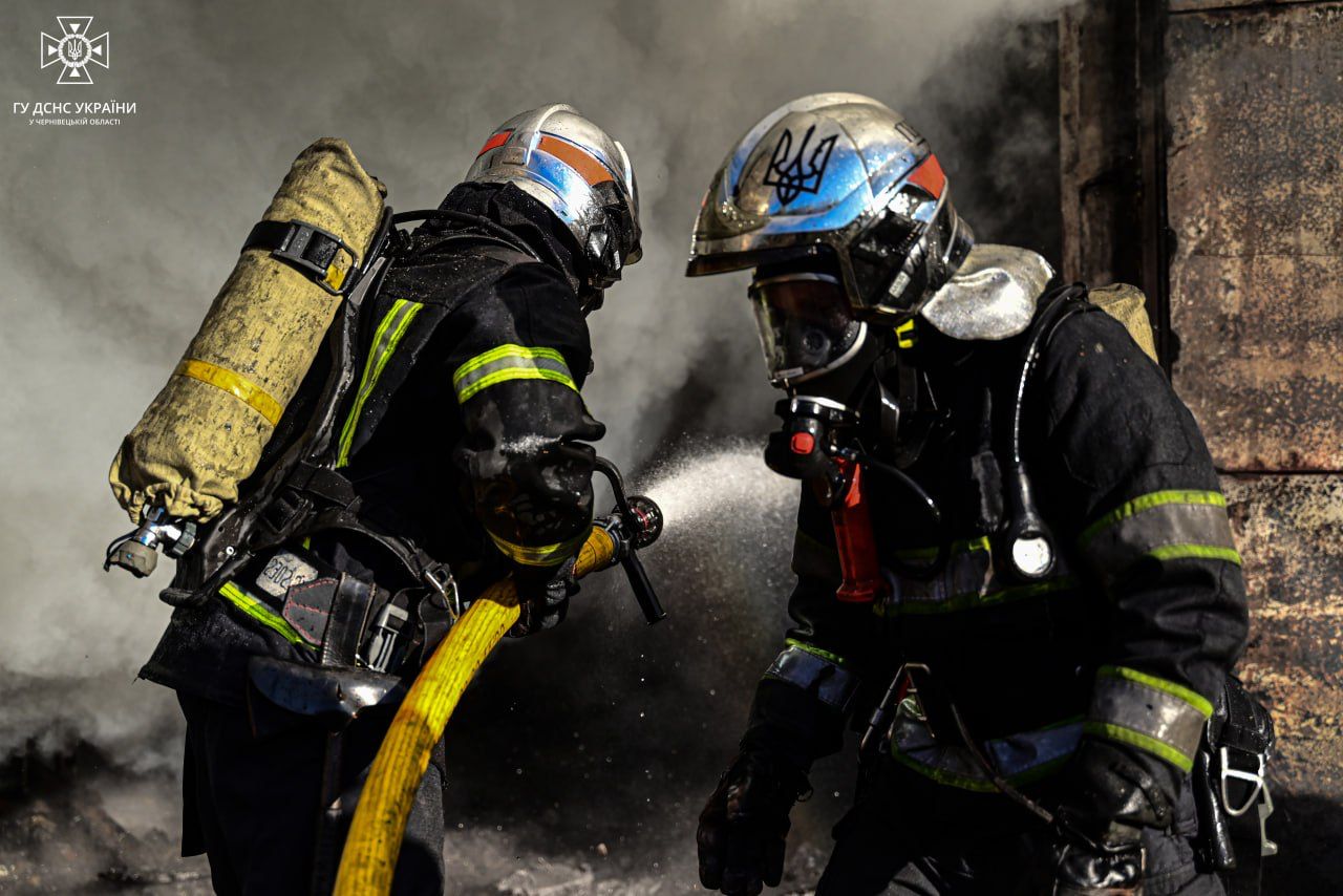 У Чернівцях  рятувальники ліквідували пожежу в складському приміщенні