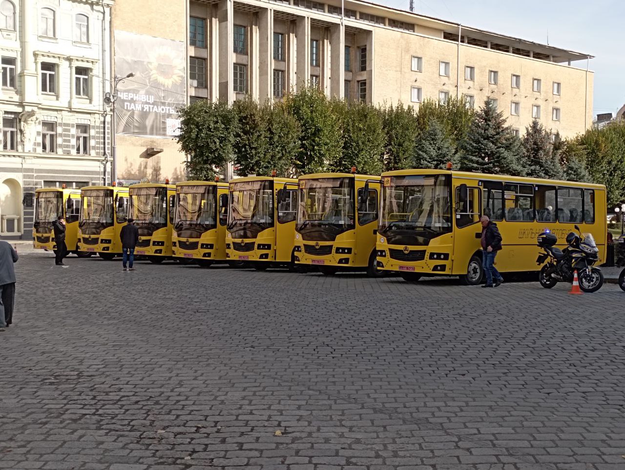 Громадам Буковини передали 7 шкільних автобусів