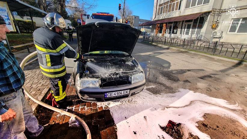 У Кіцмані рятувальники ліквідували загоряння автівки