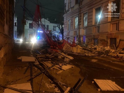 У Чернівцях перекрили одну із вулиць: впало будівельне риштування