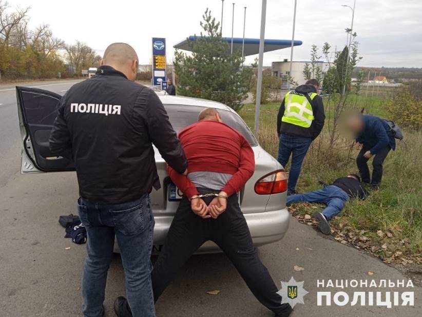 На Буковині поліціянти заблокували нелегальний канал переправлення ухилянтів