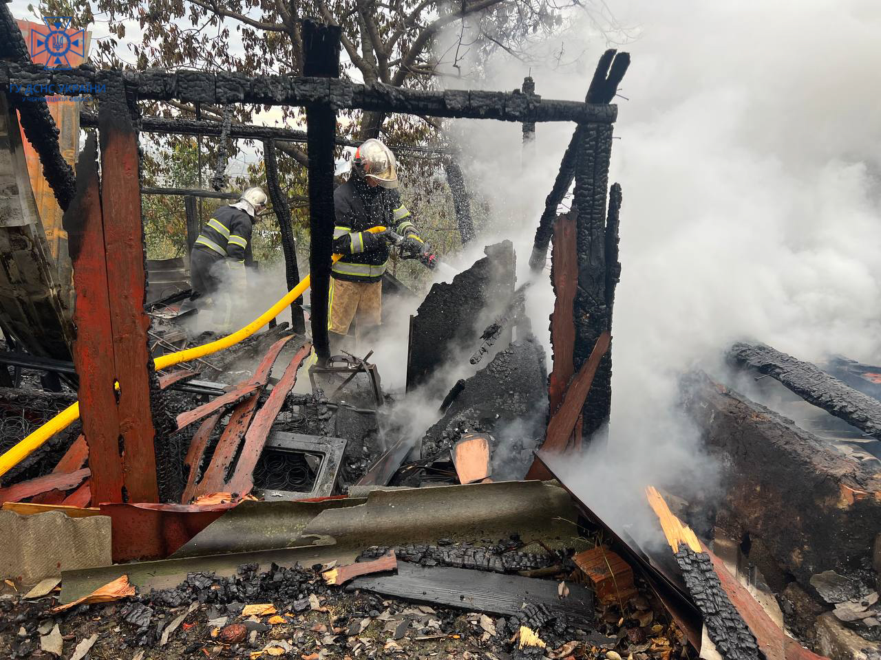 Горіли господарська будівля та автомобіль, на Буковині сталися дві пожежі