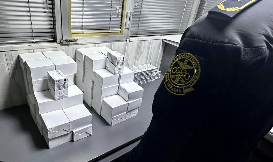 Буковинські митники перешкодили перевезенню незадекларованих картриджів для електронних сигарет