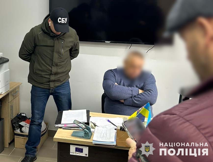 Вимагав хабар від військовослужбовця ЗСУ за отримання групи інвалідності: на Буковині поліція затримала голову ВЛК