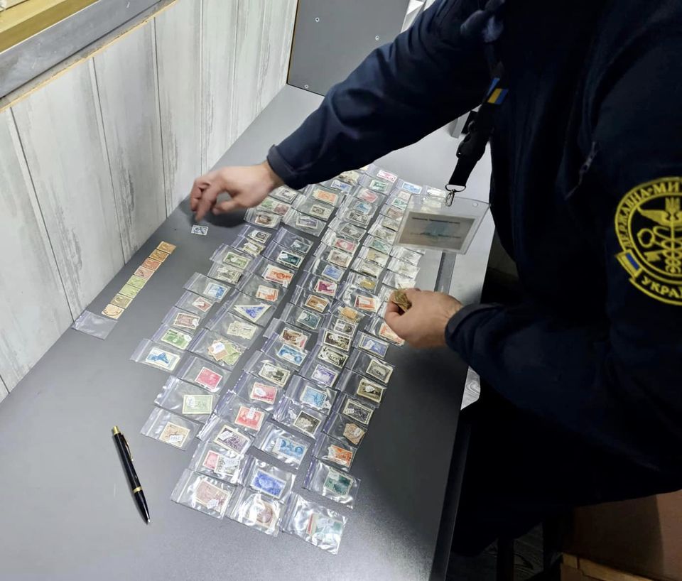 Чернівецькі митники завадили вивезенню з України поштових марок без дозвільних документів
