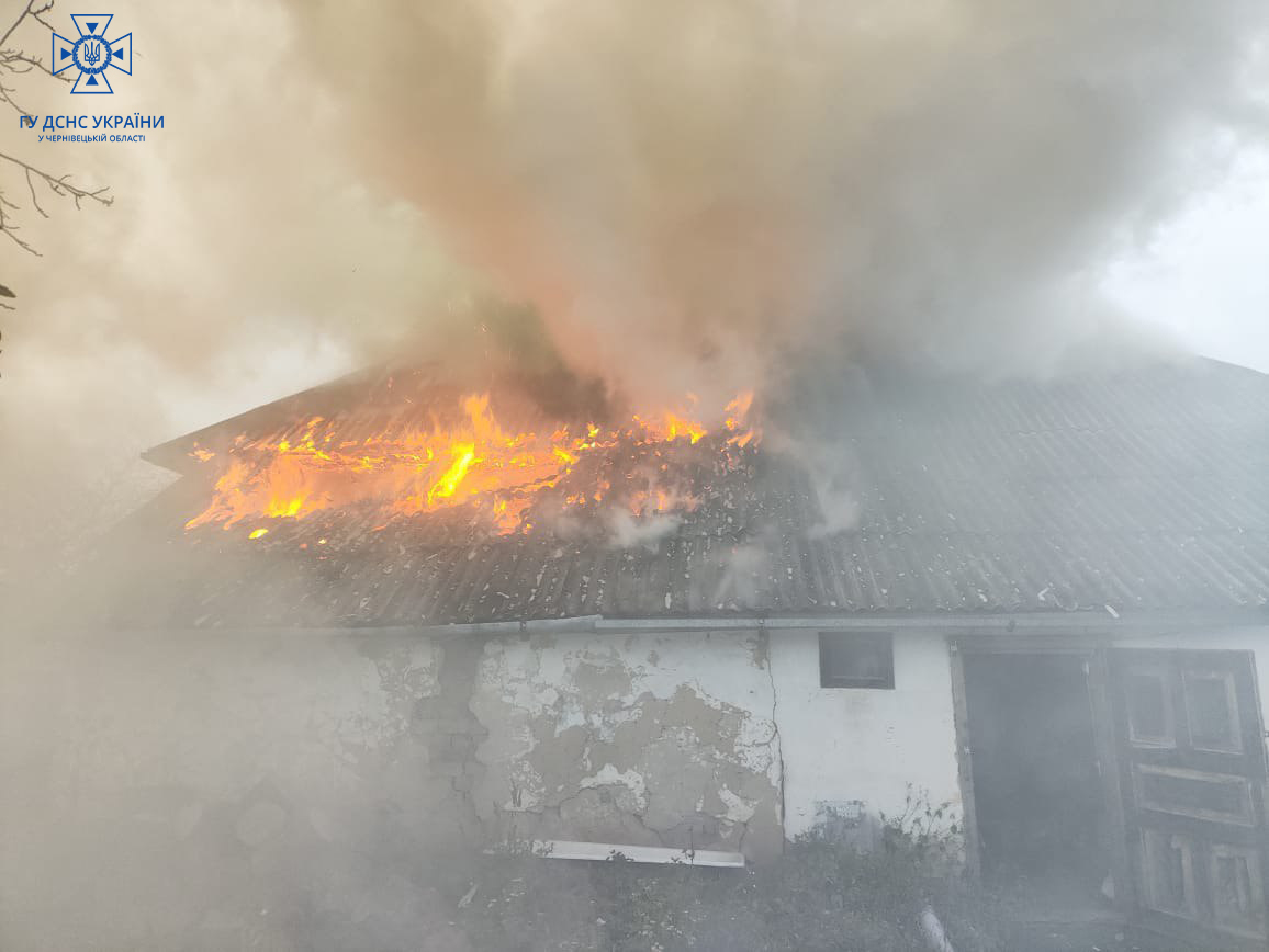На Буковині за вихідні пожежники ліквідували 3 пожежі та врятували одну особу