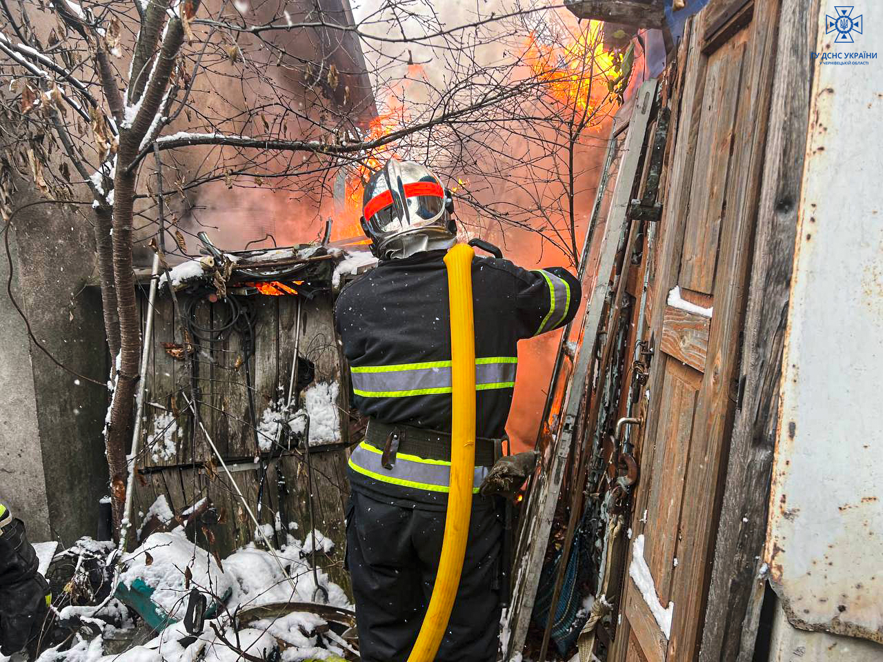 На Буковині пожежники врятували життя чоловіку, який не міг вибратися із приміщення
