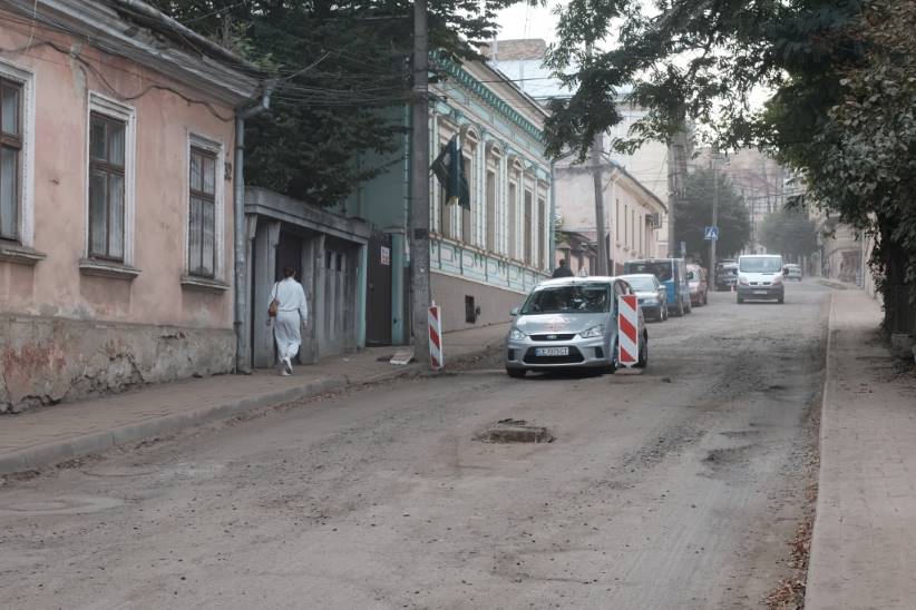 У Чернівцях на вулиці Вірменській на місяць обмежать рух транспорту